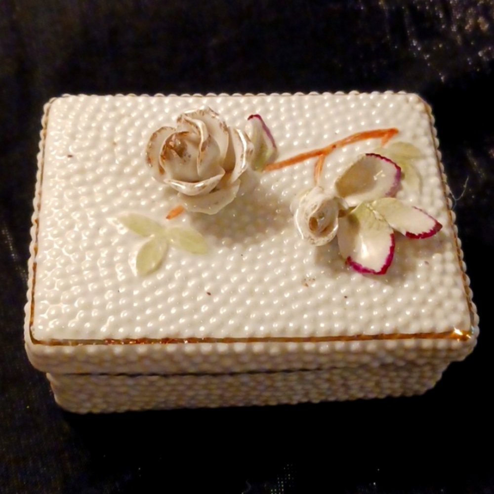 Painted porcelain jewelry box, vintage Fred Roberts Company, roses, gold trim